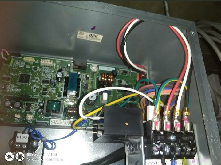 Bagian dalam outdoor AC diservice